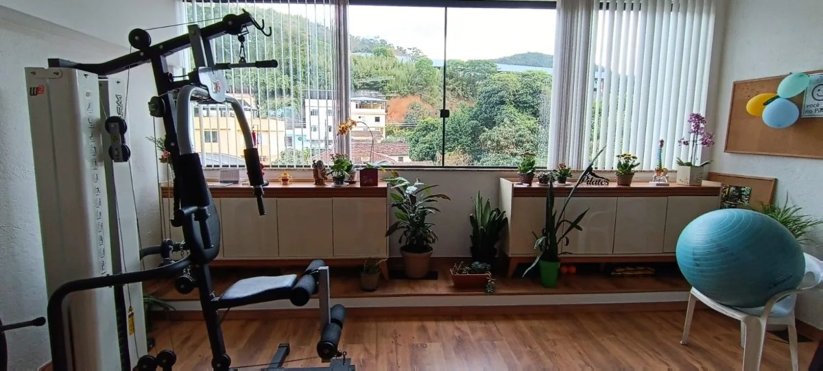 Sala panorâmica com vista para as montanhas de Petrópolis