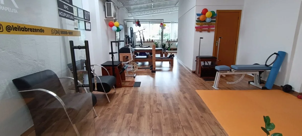 Sessão de pilates clínico em ambiente sofisticado